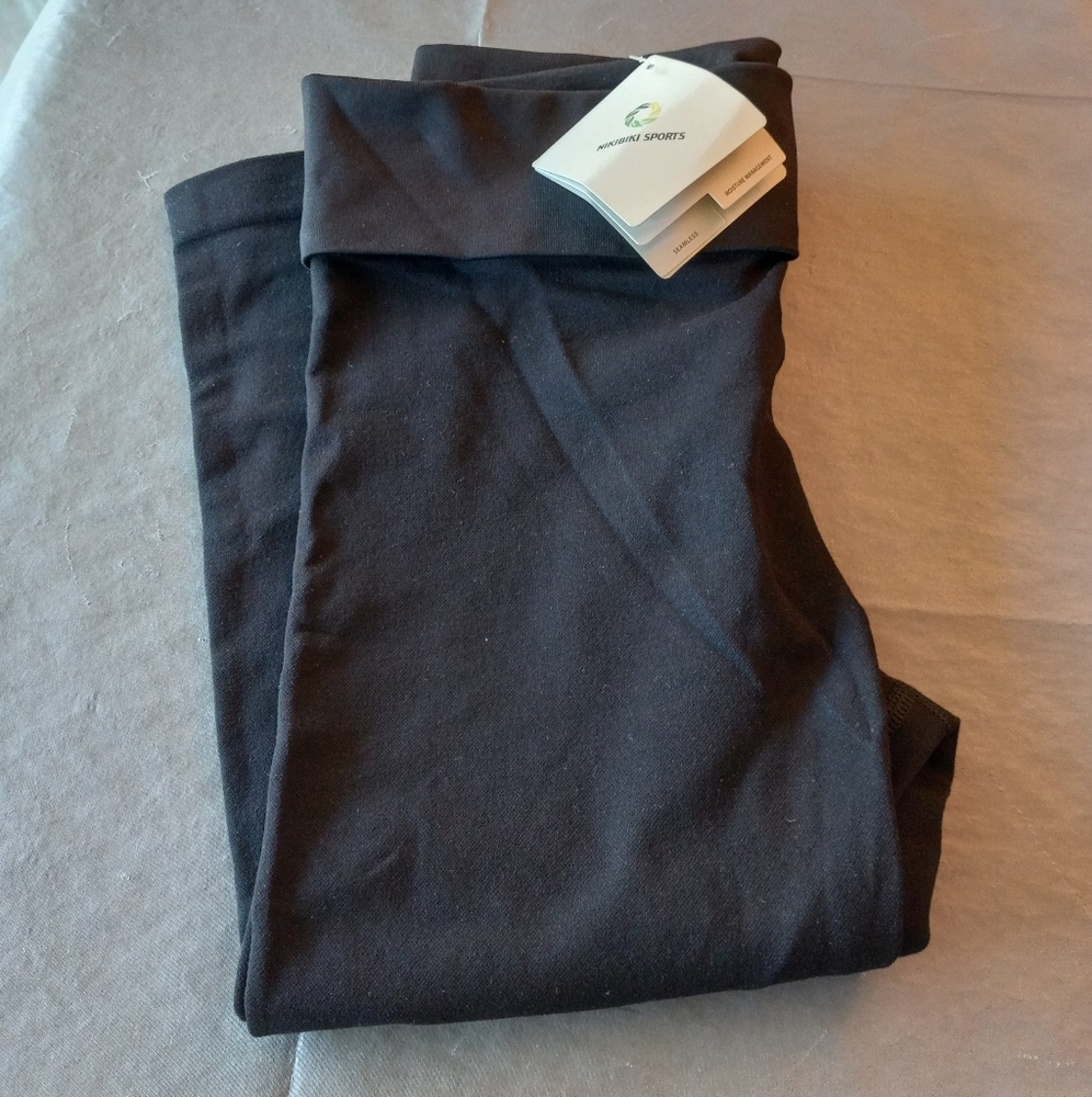 Nikibiki Capris Seamless Moisture Wicking Leggings w 4 Way Stretch